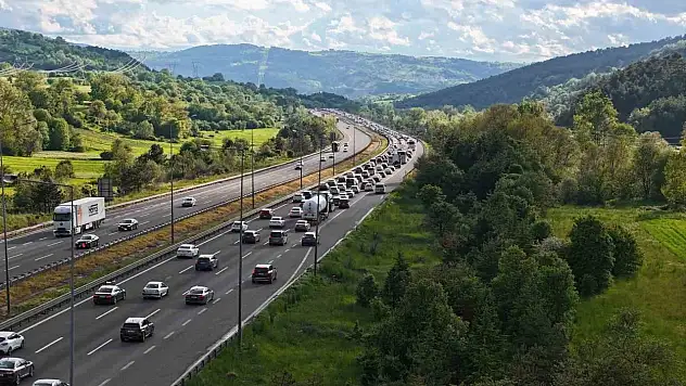 Tatilcilerin dönüş yolculuğu başladı: Bolu'da kilometrelerce araç kuyruğu