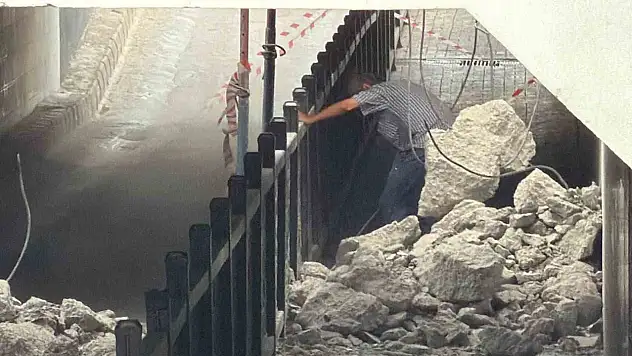 Tehlikeye aldırış etmedi: Çöken alt geçide girip testereyle demir kesti
