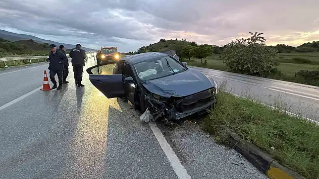 Tekeri Kopan Otomobil Refüje Çarptı: 1 Yaralı
