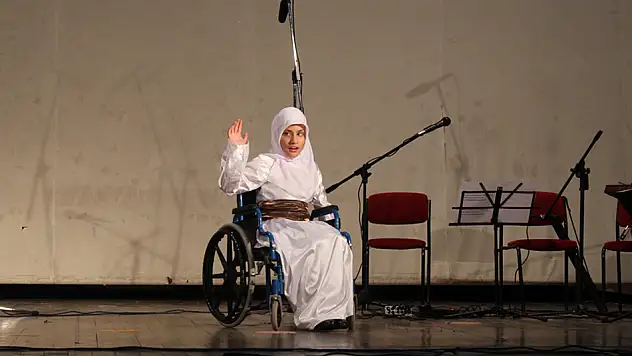 Tekerlekli sandalyesi ile semaya döndü