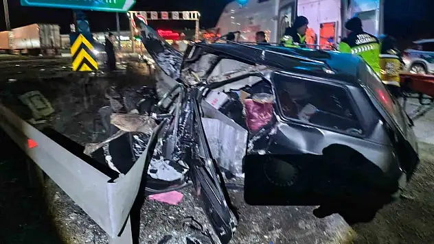 Otomobil Parçalandı: 2 Ağır Yaralı