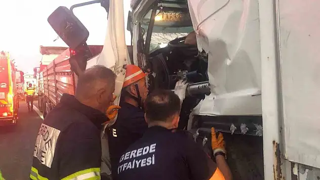 TEM'de Kamyon Tıra Arkadan Çarptı