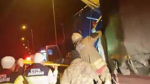 TEM'de 2 Kamyon Çarpıştı: 1 Ölü, 1 Yaralı