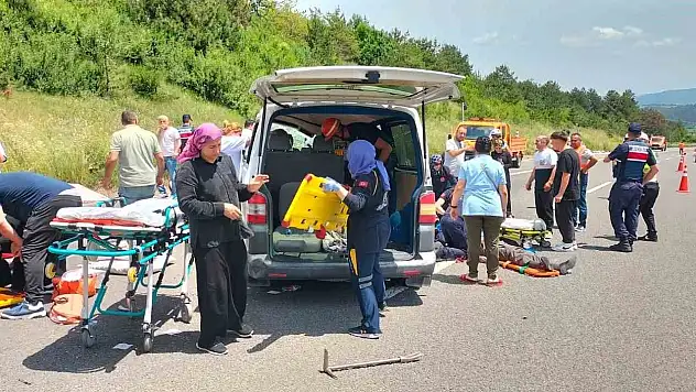 TEM'de Minibüs Takla Attı: 1 Ölü, 10 Yaralı