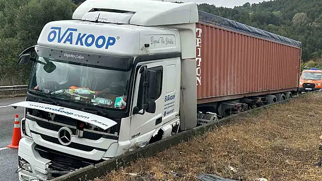 TEM'de Tır Bariyerlere Çarptı: 1 Yaralı