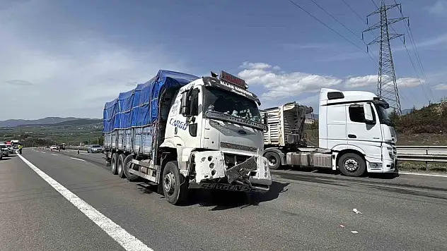 TEM'de Tırdan Kopan Lastik Kamyonun Altına Girdi