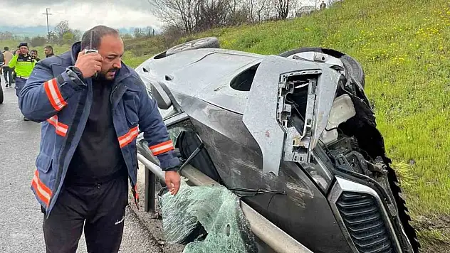 TEM Otoyolu'nda Kontrolden Çıkan Otomobil Bariyerlere Çarptı: 1 Ağır Yaralı