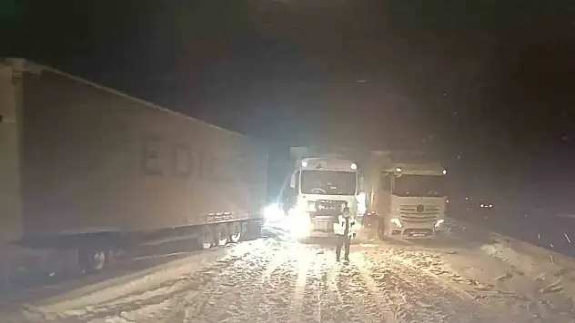 TEM Otoyolu'nun Bolu Geçişinde Ulaşım Durdu