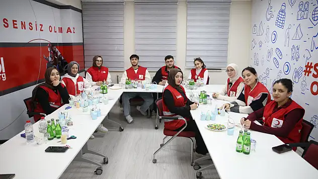 Teravih Namazına Gelen Çocuklara Hediye Verildi