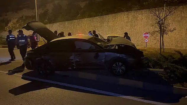 Ters Yola Giren Otomobil, Karşı Yönden Gelen Başka Araca Çarptı