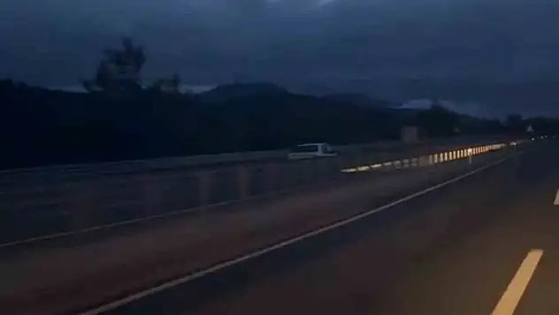 Ters yönde kilometrelerce ilerleyerek trafiği tehlikeye düşürdü