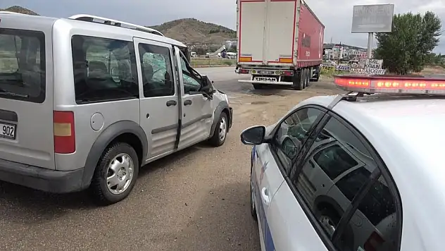 Ticari araç ile TIR çarpıştı 4 yaralı