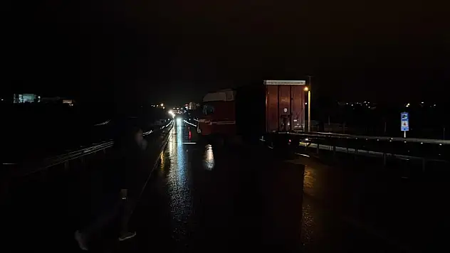 TIR bariyerlere çarptı 1 yaralı