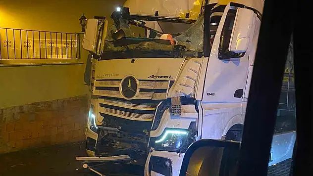 Tır Elektrik Direğine Çarptı