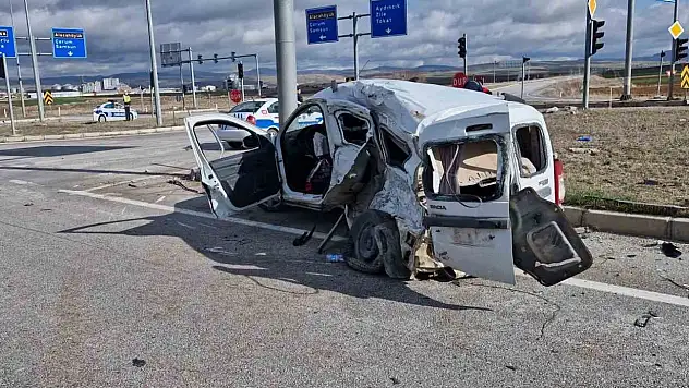 TIR ile Hafif Ticari Araç Çarpıştı: 1 Yaralı