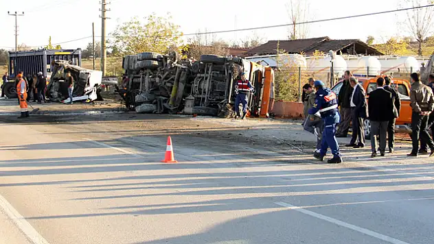 TIR ile kamyon çarpıştı: 2 YARALI