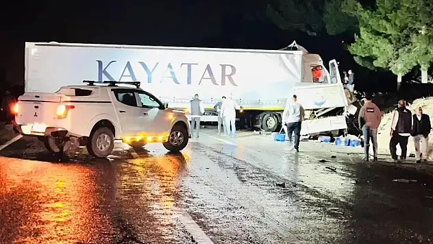 Tır ile Transit Çarpıştı: 1 Ölü, 3 Yaralı