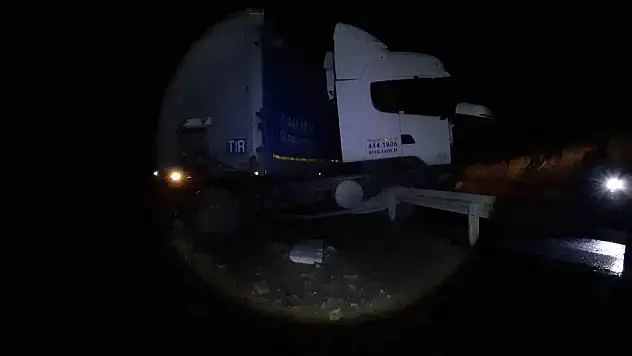 Tır Bariyerlere Çarparak Durabildi: 1 Yaralı