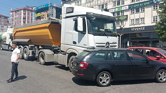 Tır, otomobili metrelerce sürükledi