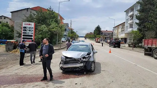 TIR Otomobille Çarpıştı