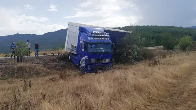 Tır Şarampole Devrildi