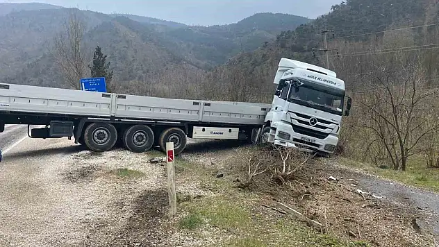 TIR Şarampole Yuvarlanmaktan Son Anda Kurtuldu
