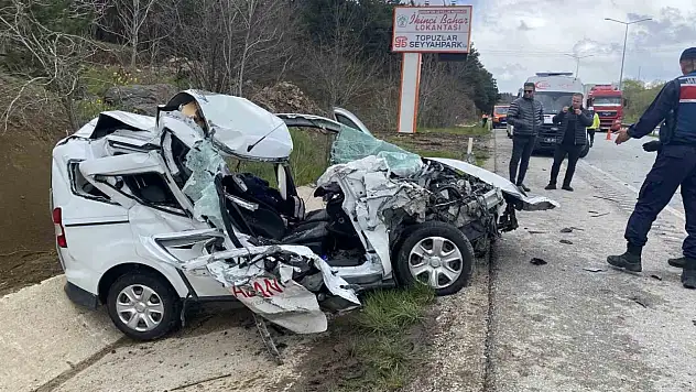 Tıra Çarpan Hafif Ticari Araç Hurda Yığınına Döndü: 2 Yaralı