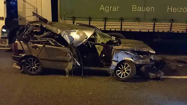 Tıra Çarpan Otomobil Hurdaya Döndü: 1 Yaralı