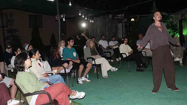 Tiyatrocunun gösterisi büyük beğeni topladı