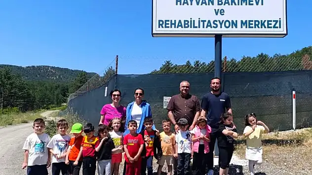 Tosya'da Minik Öğrencilerden Hayvan Bakımevine Ziyaret