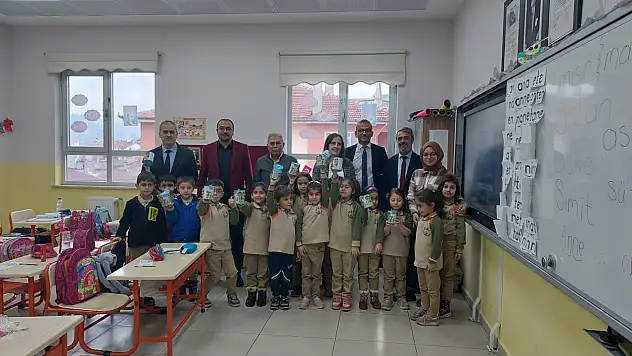 Tosya'da Öğrencilere Kumbara Dağıtıldı