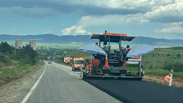 Tosya Yolunda Sıcak Asfalt Çalışmaları Başladı: Ulaşım Tek Şeritten Sağlanıyor