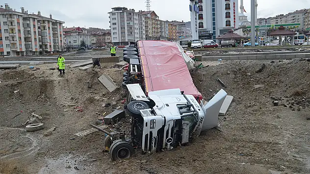 Tosya'da TIR kaza yaptı: 1'i ağır 2 yaralı
