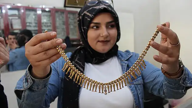 Tosyalı Gelinlere Düğünde Hangi Takı Takılıyor?