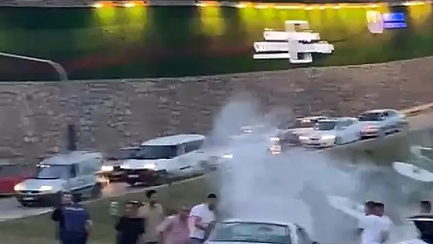 Trafik ışıklarında bekleyen otomobilden dumanlar yükseldi