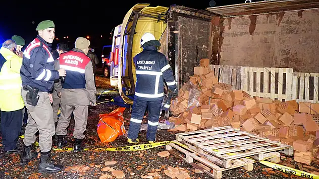 Tuğla yüklü TIR devrildi: 1 ÖLÜ