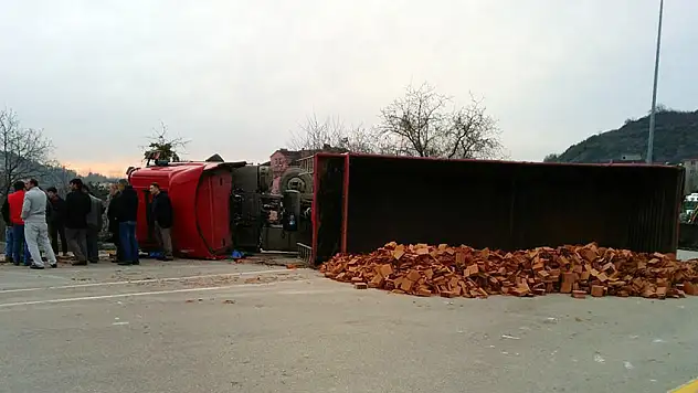 Tuğla yüklü TIR devrildi
