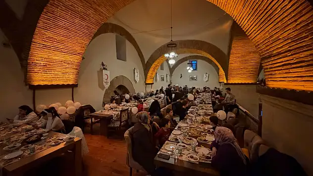 Türk Kızılay'dan Gönülleri Isıtan İftar: Aynı Sofrada Buluştular