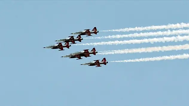 Türk Yıldızları'nın Gösteri Uçuşu Ertelendi