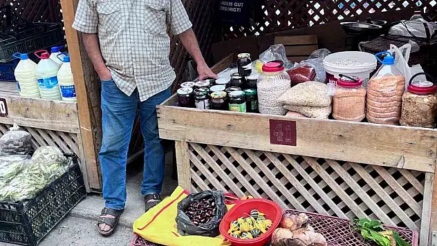 Kestane Ve Fesleğen Mantarı Tezgahlarda
