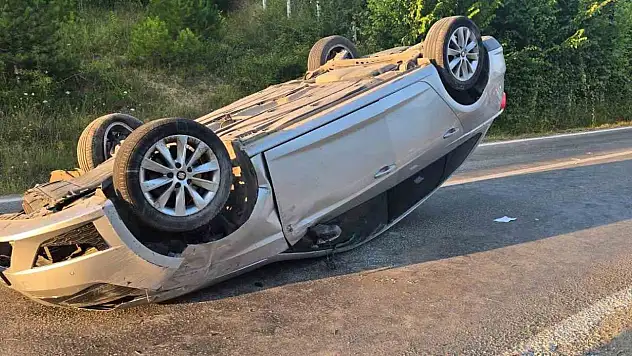 Türkeli'de otomobil takla attı: 2 yaralı