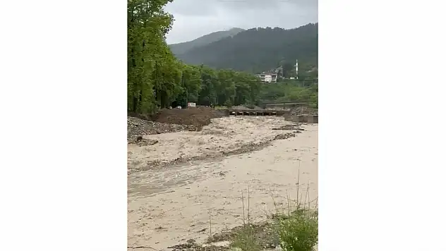 Türkeli'de sağanak yağış sonrası köprü ulaşıma kapatıldı