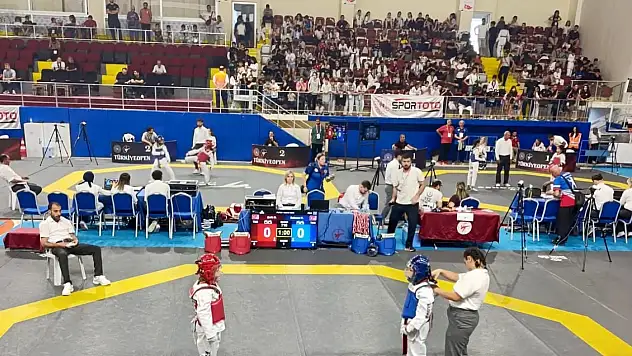 Türkiye Batı Minikler Taekwondo Şampiyonası'nda Mücadele Ettiler