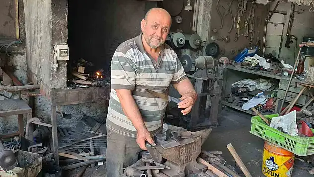 Yaptığı Bıçaklar Çiviyi Kesiyor