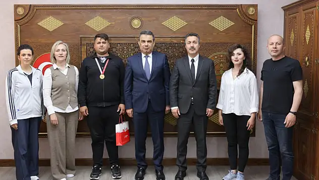 Türkiye Şampiyonu Öğrenci Ve TÜBİTAK Proje Ekibinden Hasan Gümüş'e Ziyaret