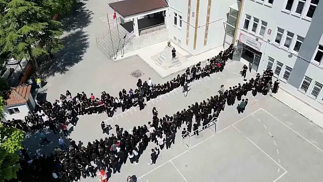 Türkiye şampiyonu olan öğrencilere meşaleli karşılama