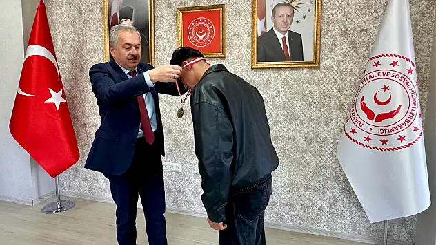 Türkiye Şampiyonu Olarak Döndü, Madalyasını Köksalan'dan Aldı