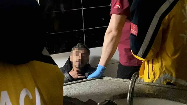 Tuvalette Hareketsiz Bulundu, Uyuduğu Ortaya Çıktı