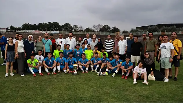 U17'de, Yunus Emre Belediye Spor Kulübü Şampiyon Oldu