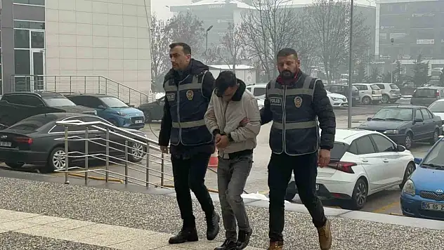 Üç Evden Ziynet Eşyası Çaldı